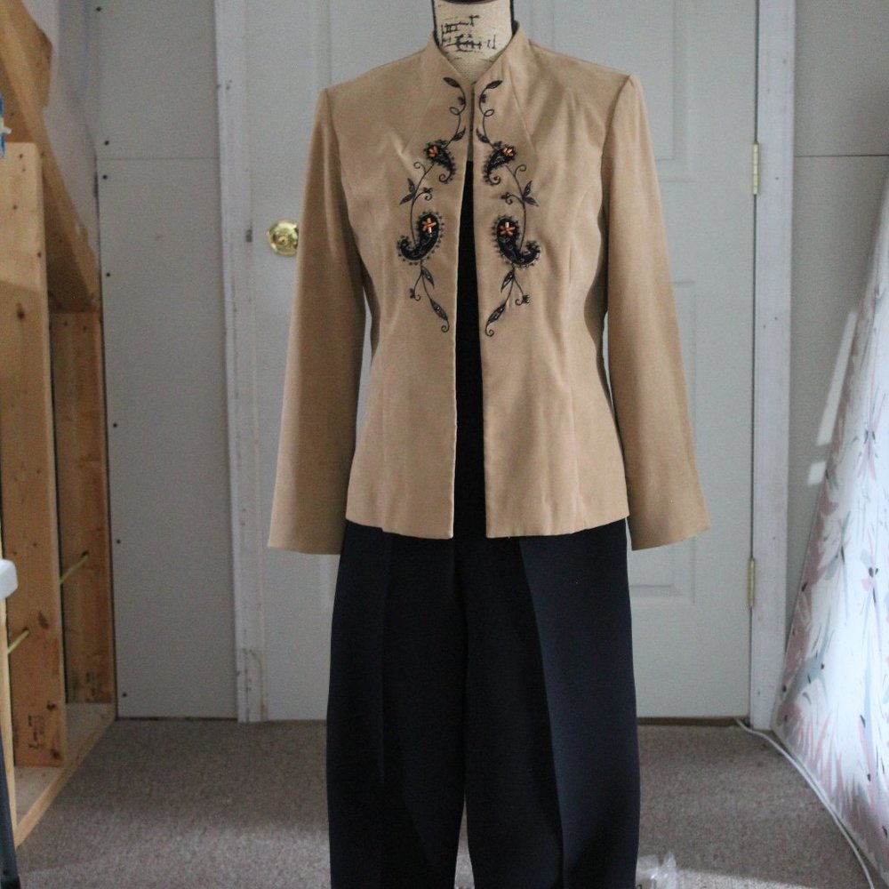 STUDIO 1 3 PC PANT SUIT. BEADED SUEDE LIKE JACKET, TANK & BLACK PANTS  SZ 10P